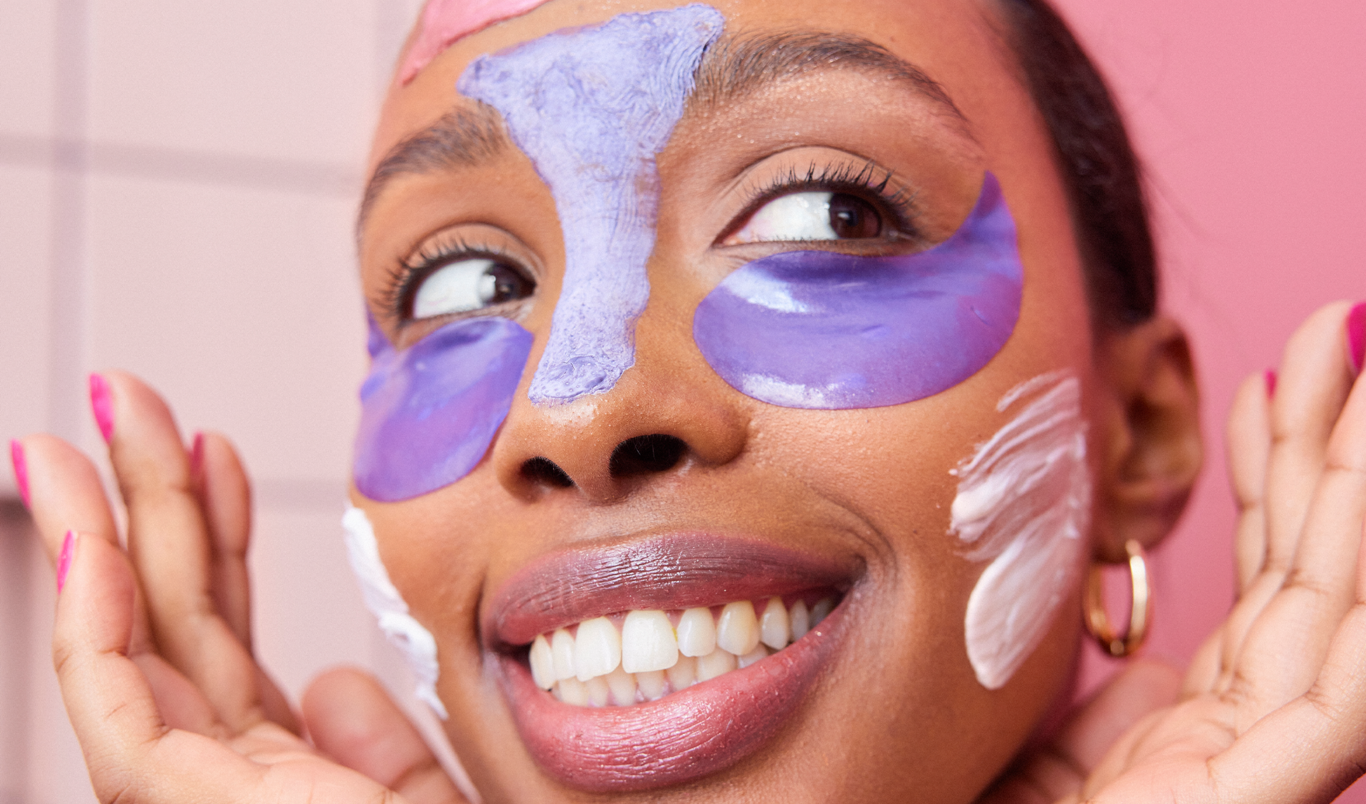 Kvinne med øyemaske og ansiktsmaske 