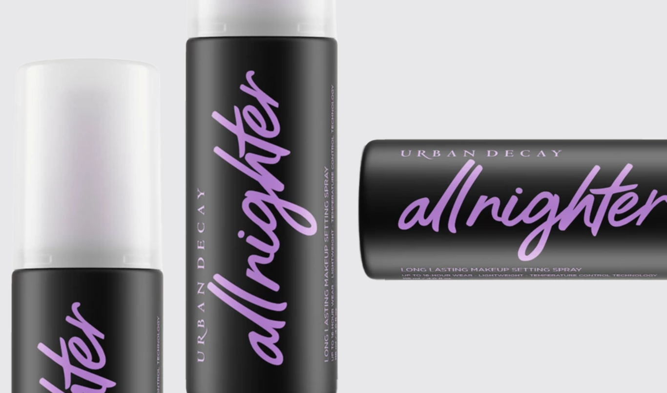 Tre All Nighter fra Urban Decay plassert ved siden av hverandre mot en grå bakgrunn.